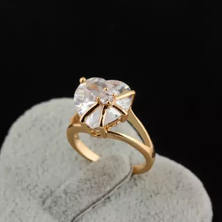 1. Снимка на Изящен романтичен пръстен с кристално сърце