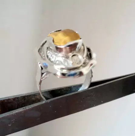 Изработен от масивно сребро Дамски пръстен, с инкрустиран 1