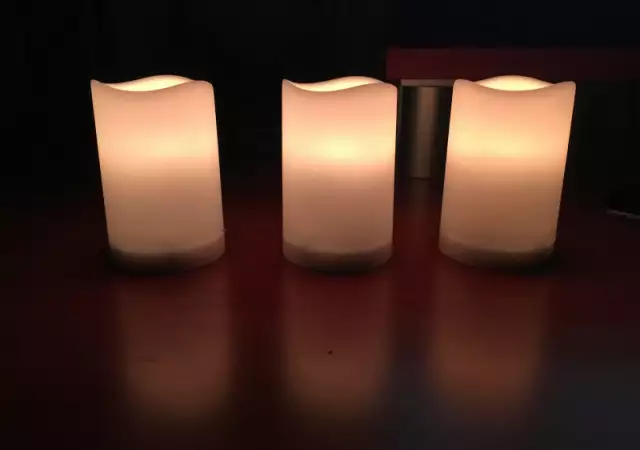8. Снимка на LED свещи с дистанционно управление и сменящи се цветове