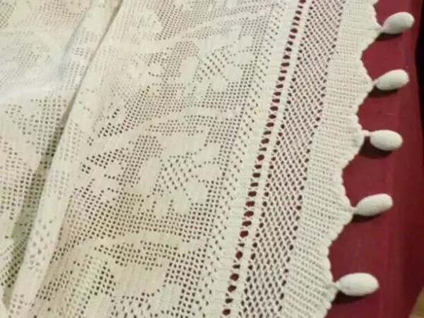 8. Снимка на плетена покривка на една кука