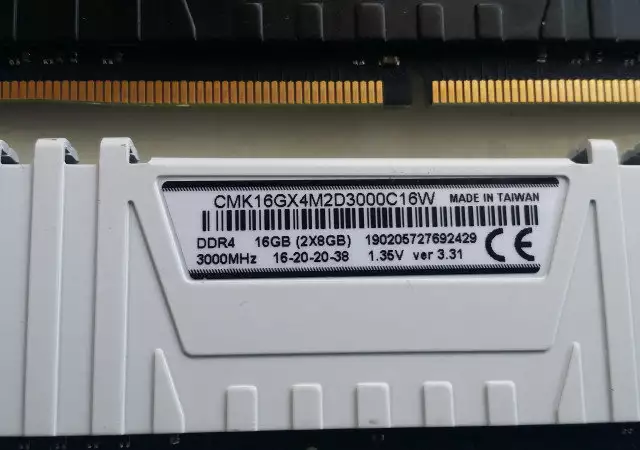 3. Снимка на Маркови памети за компютър от по 8GB DDR4 3000MHz Corsair