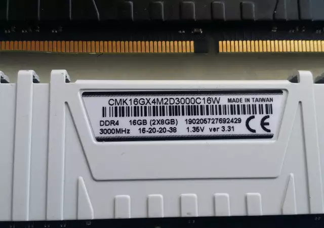 Маркови памети за компютър от по 8GB DDR4 3000MHz Corsair