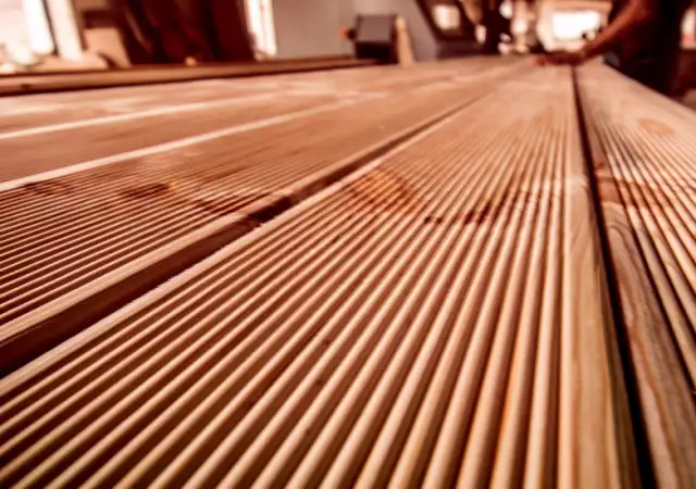 3. Снимка на Декинг от дървесина, първокачествен дървен материал