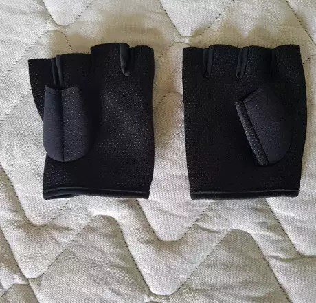 1. Снимка на Предлагам чисто нови черни фитнес ръкавици