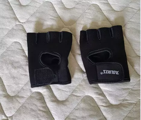 2. Снимка на Предлагам чисто нови черни фитнес ръкавици