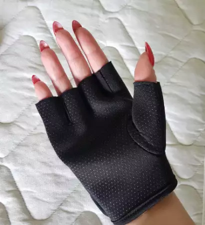 Предлагам чисто нови черни фитнес ръкавици