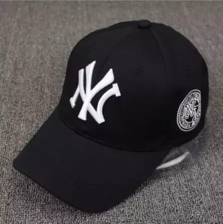 1. Снимка на Черна шапка New York с козирка