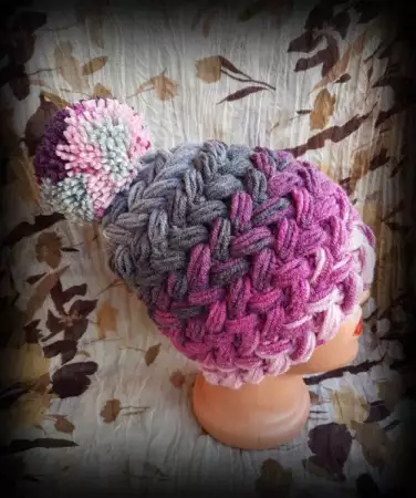 2. Снимка на Розова - сива плетена шапка.