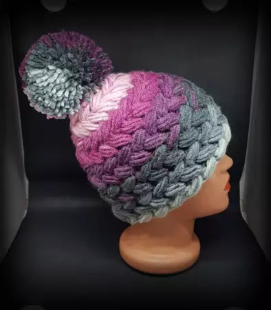2. Снимка на Сиво - лилаво - розова плетена шапка.