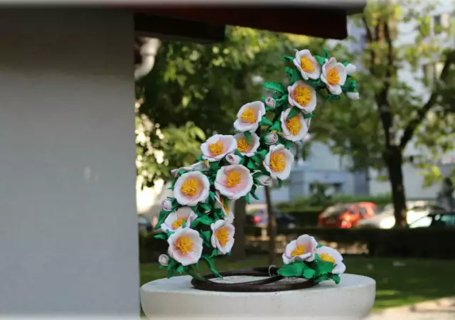 3. Снимка на Икебана декорирана с ръчно изработени цветя.