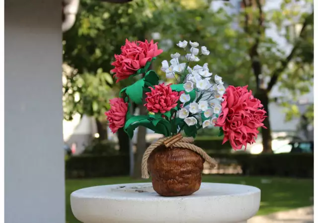 4. Снимка на Икебана декорирана с ръчно изработени цветя.