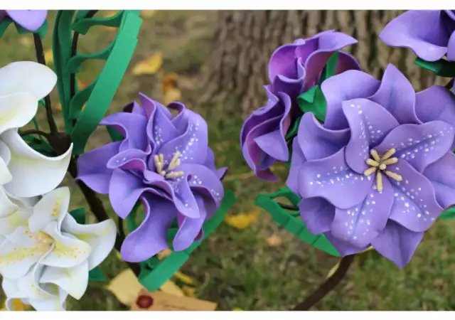 6. Снимка на Икебана декорирана с ръчно изработени цветя.