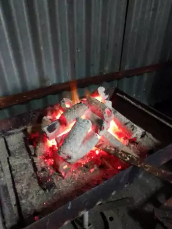 2. Снимка на Пресовани дървени въглища за скара и барбекю