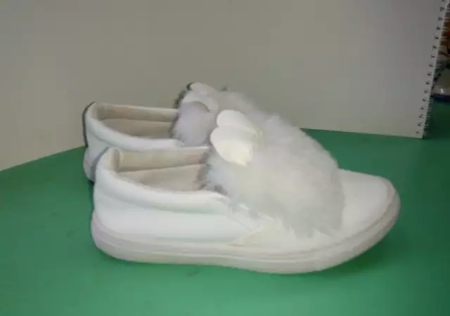 2. Снимка на Детски бели спортни обувки Fashion с пухчета и ушички