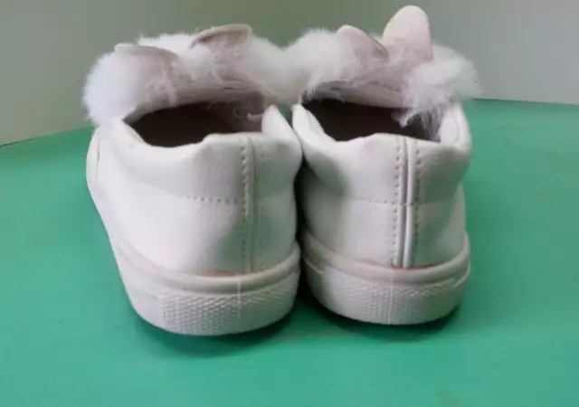 6. Снимка на Детски бели спортни обувки Fashion с пухчета и ушички