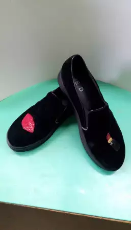 4. Снимка на Дамски черни обувки с апликации Fred
