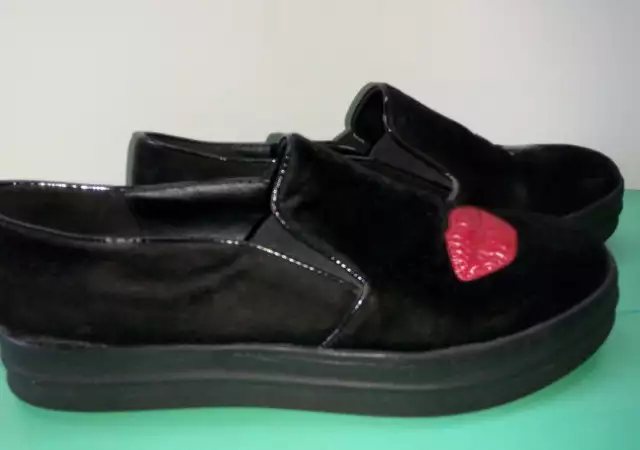 1. Снимка на Дамски черни обувки с апликации Fred
