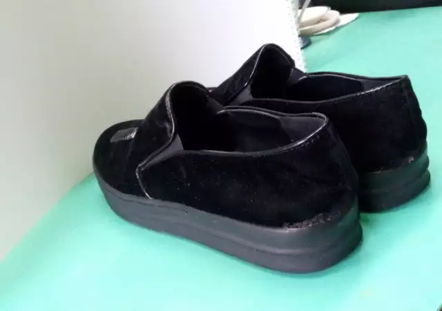 Дамски черни обувки с апликации Fred