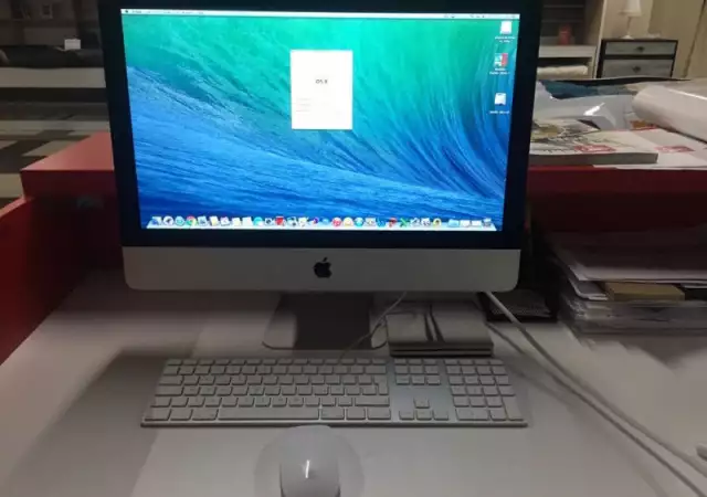 1. Снимка на iMac, мишка, клавиатура и диск
