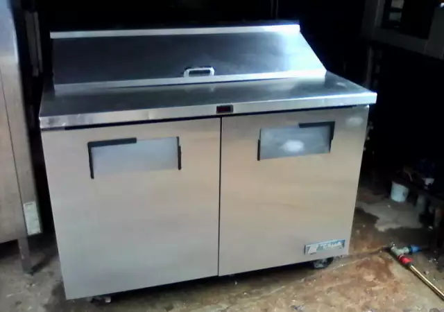 1. Снимка на 1. Хладилни работни маси има и вариант тип салатиера със гас