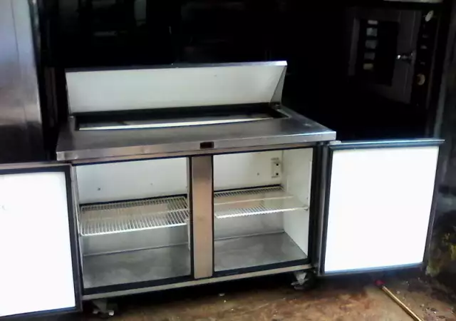 1. Хладилни работни маси има и вариант тип салатиера със гас