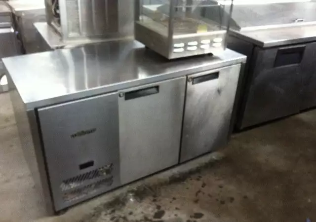 5. Снимка на 1. Хладилни работни маси има и вариант тип салатиера със гас