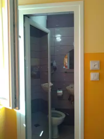 1. Снимка на Самостоятелна стая с баня и тоалетна Свищов