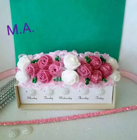 6. Снимка на Красива объемна диадема с розови и бели рози