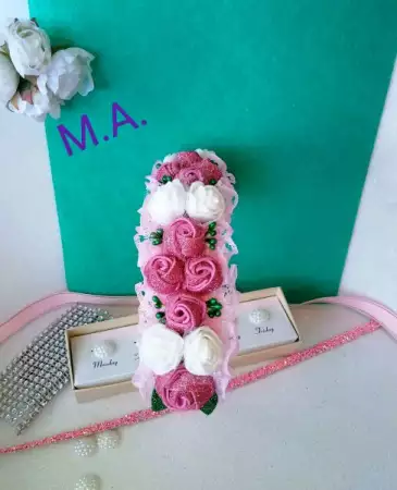 3. Снимка на Красива объемна диадема с розови и бели рози