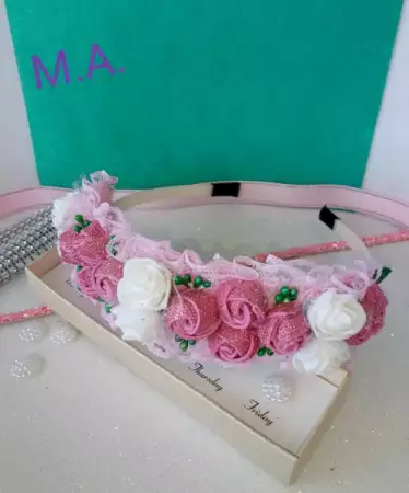 Красива объемна диадема с розови и бели рози