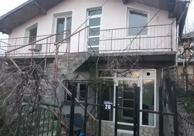 Самостоятелна къща в центъра на град Свищов 250 лв