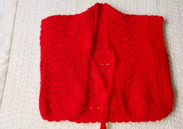 Бебешка червена плетена жилетка дъжина 25см . Нова.