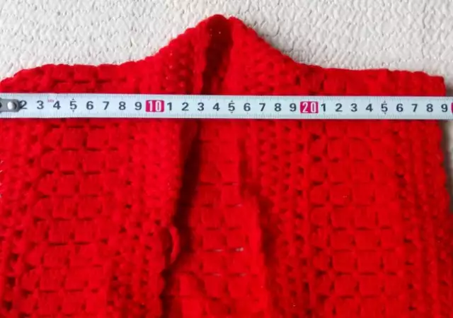 3. Снимка на Бебешка червена плетена жилетка дъжина 25см . Нова.