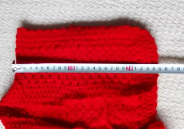 6. Снимка на Бебешка червена плетена жилетка дъжина 25см . Нова.