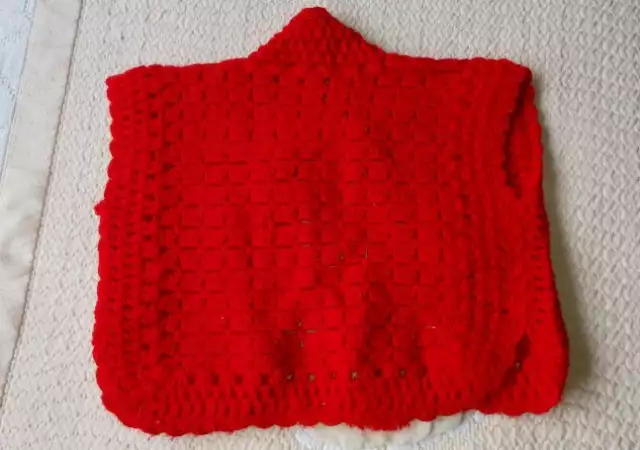 7. Снимка на Бебешка червена плетена жилетка дъжина 25см . Нова.