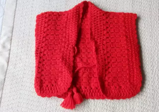 Бебешка червена плетена жилетка дъжина 25см . Нова.