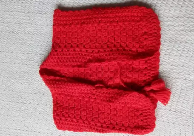 4. Снимка на Бебешка червена плетена жилетка дъжина 25см . Нова.