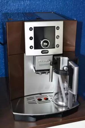 2. Снимка на Кафе машината Delonghi Perfecta Cappuccino