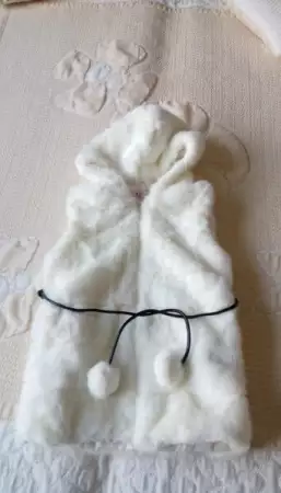 1. Снимка на Детски бял пухкав елек с качулка и колан, кожухче без ръкави