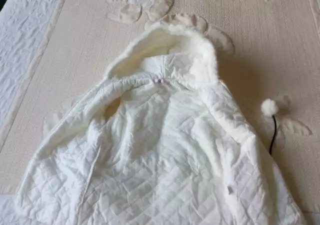 10. Снимка на Детски бял пухкав елек с качулка и колан, кожухче без ръкави