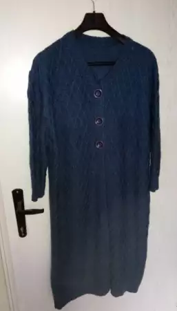 2. Снимка на Дълга плетена дамска жилетка тъмно синя