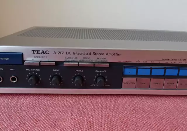 3. Снимка на vintage Teac A - 717 DC Integrated Stereo Amplifier