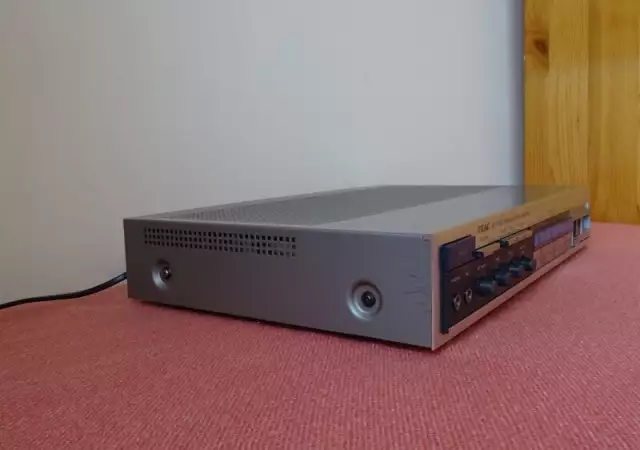 6. Снимка на vintage Teac A - 717 DC Integrated Stereo Amplifier
