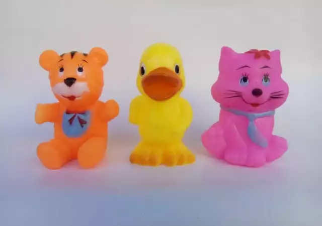 1. Снимка на Комплект три броя гумени играчки Пате, Мече и Коте