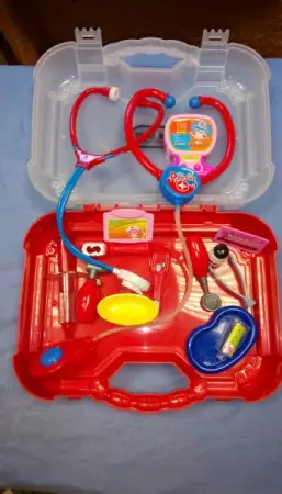 4. Снимка на Играчки в кутия за чичо доктор - медицински принадлежности