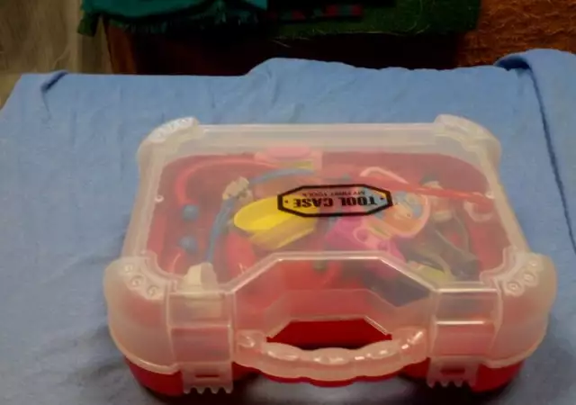 Играчки в кутия за чичо доктор - медицински принадлежности