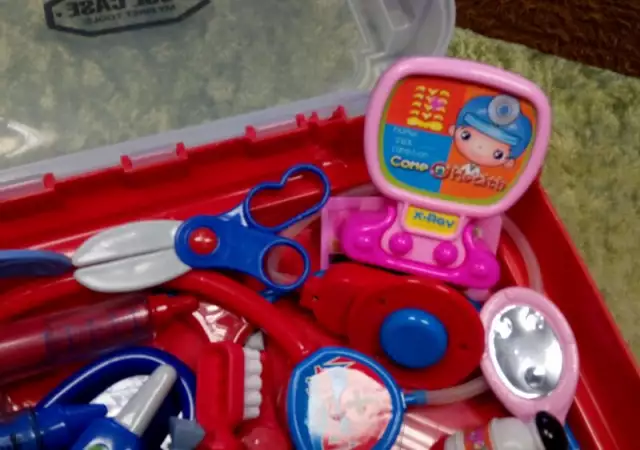 Играчки в кутия за чичо доктор - медицински принадлежности