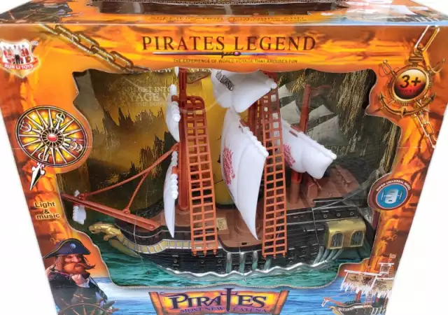 1. Снимка на Детска играчка комплект Пиратски кораб с батерии