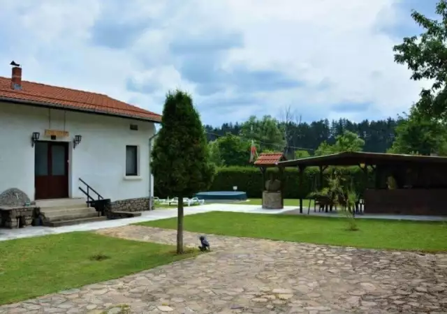 1. Снимка на Къща за гости Тушеви с басейн във Вършец
