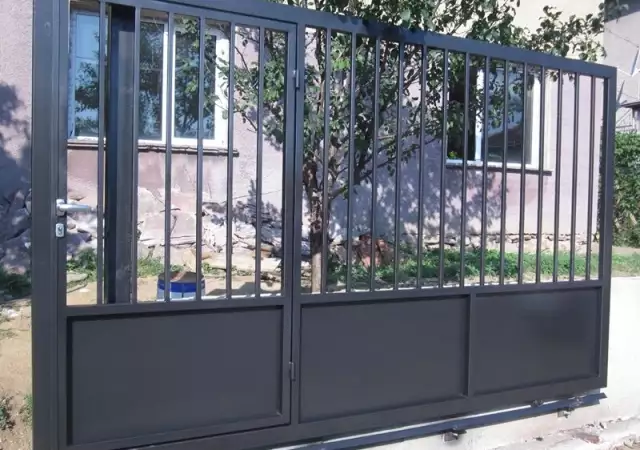 Изработваме метални огради за двор и кооперация